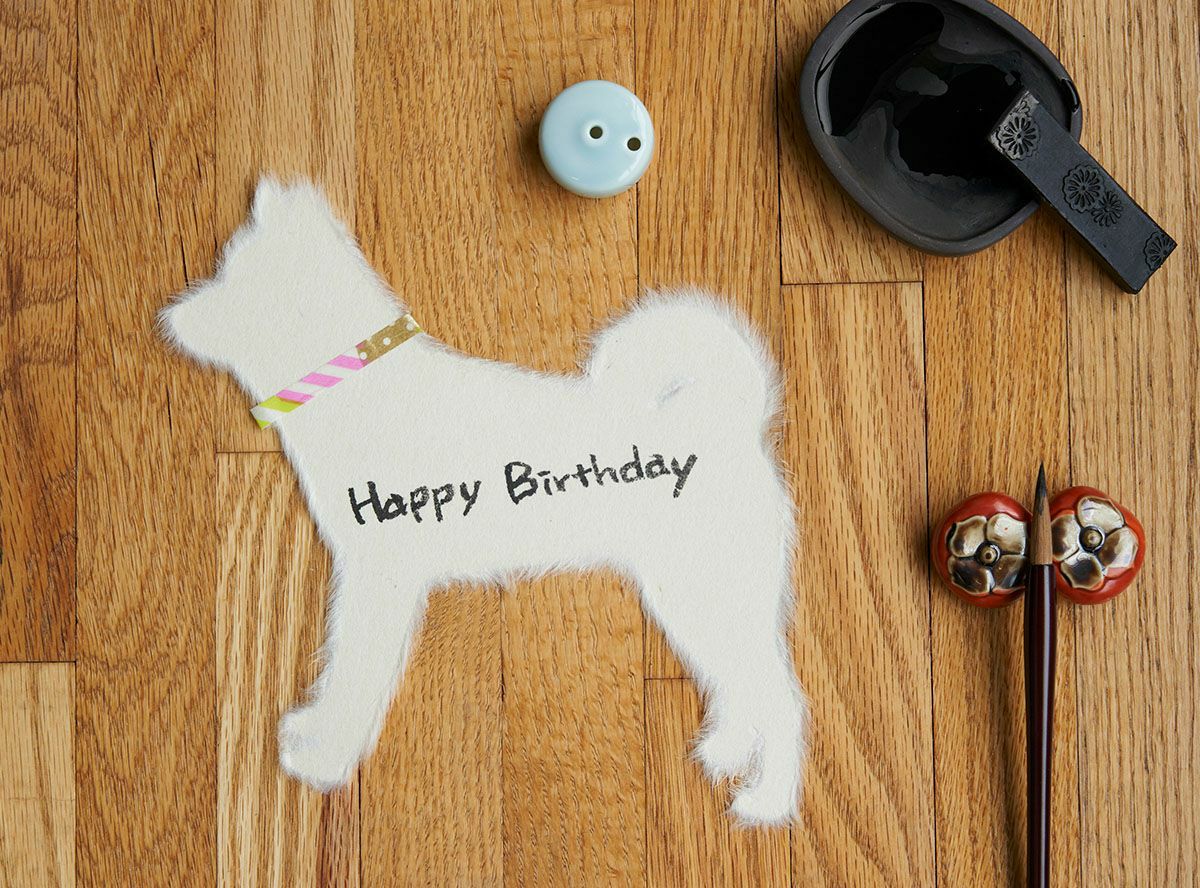 和紙の柴犬に「Happy Birthday」と手書きしたメッセージカード